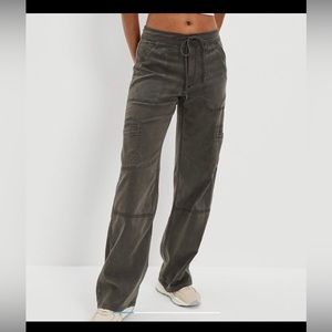 AE American Eagle | Dreamy Drape High Waisted Cargo Pants | Grey | 0-Short